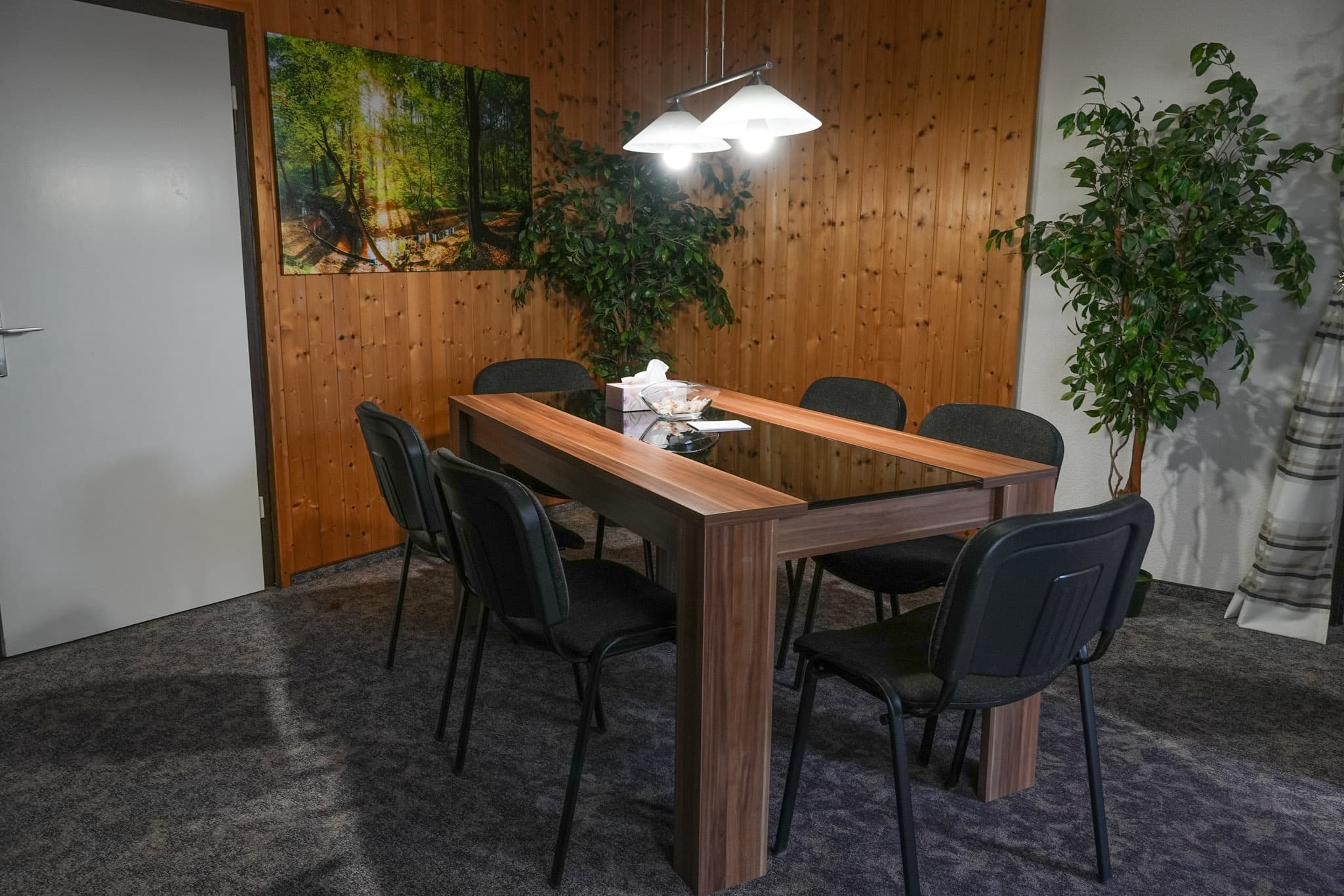 Tisch mit Stühlen