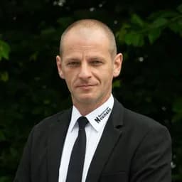 Mann in schwarzer Weste