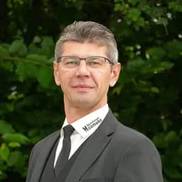 Mann in schwarzer Weste