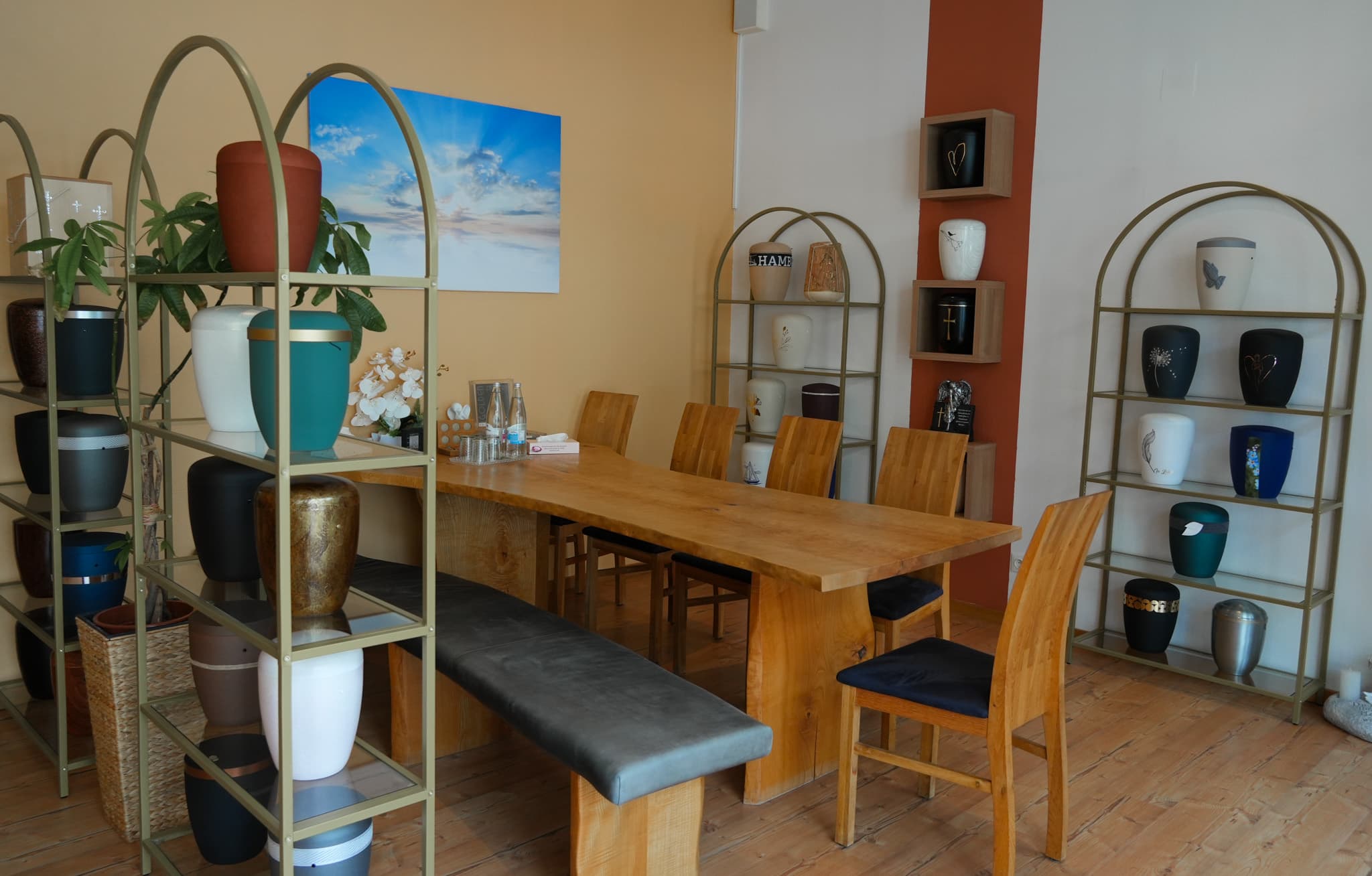 Tisch mit Stühlen und großem Gemälde