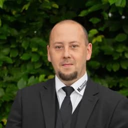 Mann in schwarzer Weste