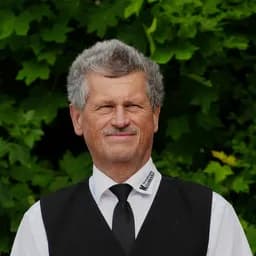 Mann in schwarzer Weste