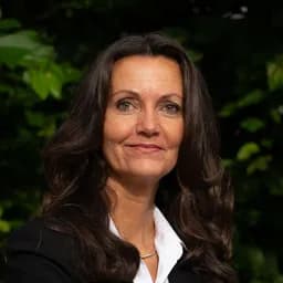 Frau posiert im Anzug