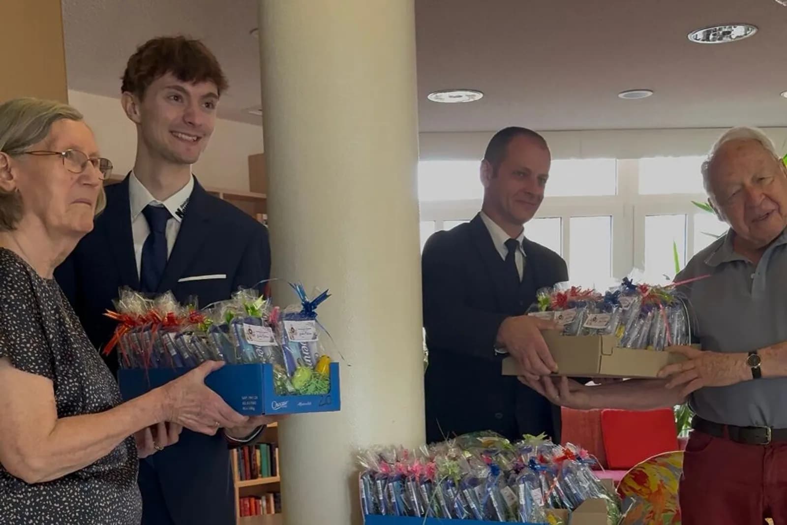 ier Personen mit Geschenkboxen im Seniorenheim